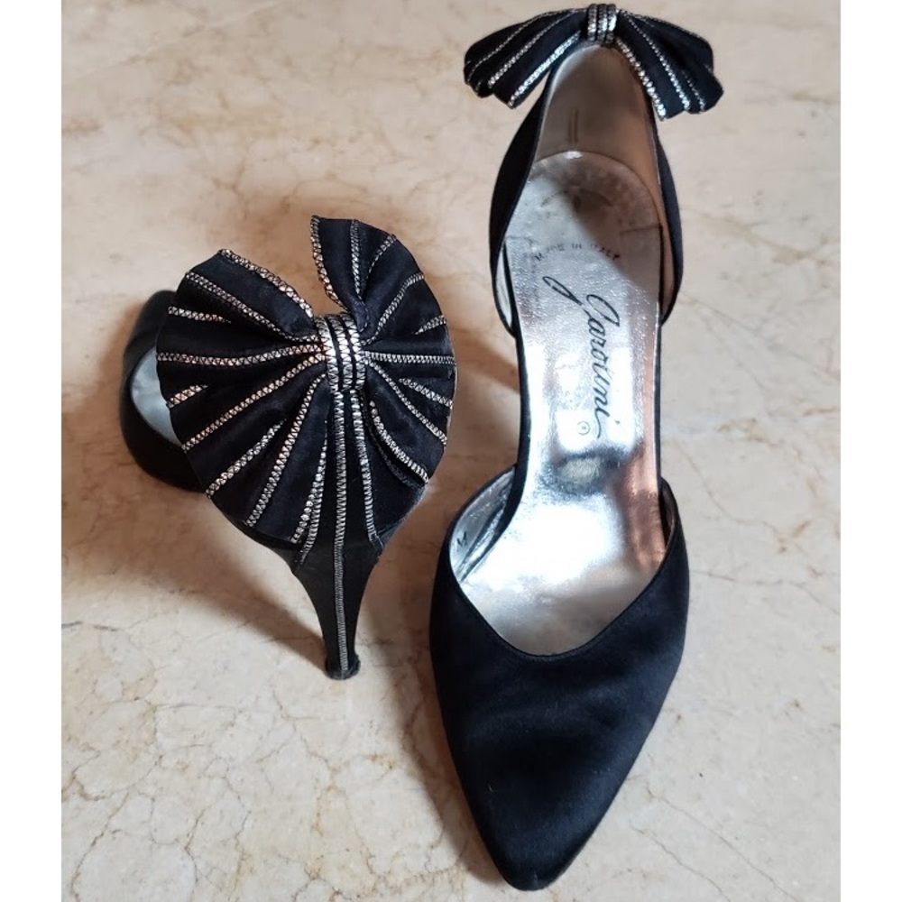 Black Round Toe Pump With Bling Bow